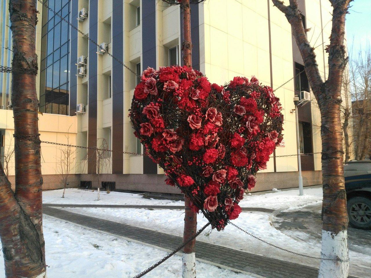 Тюменский кардиологический центр мельникайте. Кардиоцентр Тюмень. Мельникайте 111 кардиоцентр Тюмень. Сердце арт объект Тюмень. Арт объект сердце.